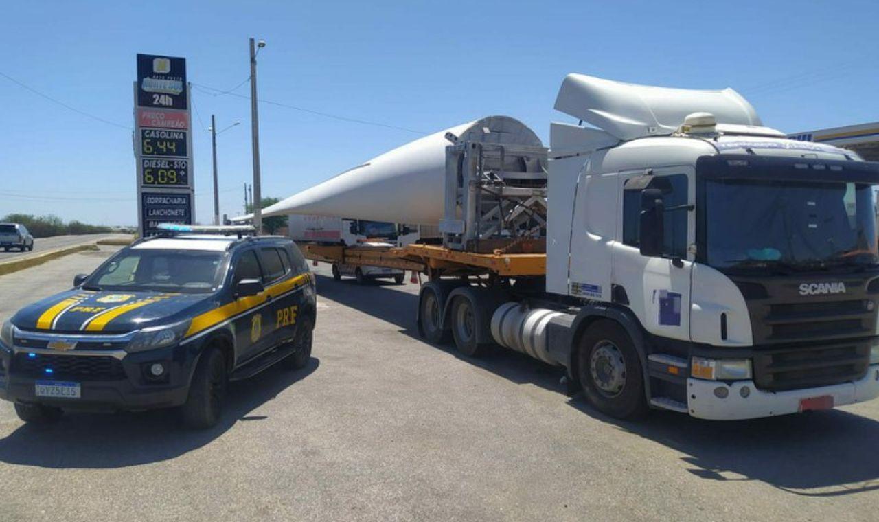 PRF FLAGRA TRANSPORTE IRREGULAR DE PÁ EÓLICA NA BR 316 EM OURICURI, PE