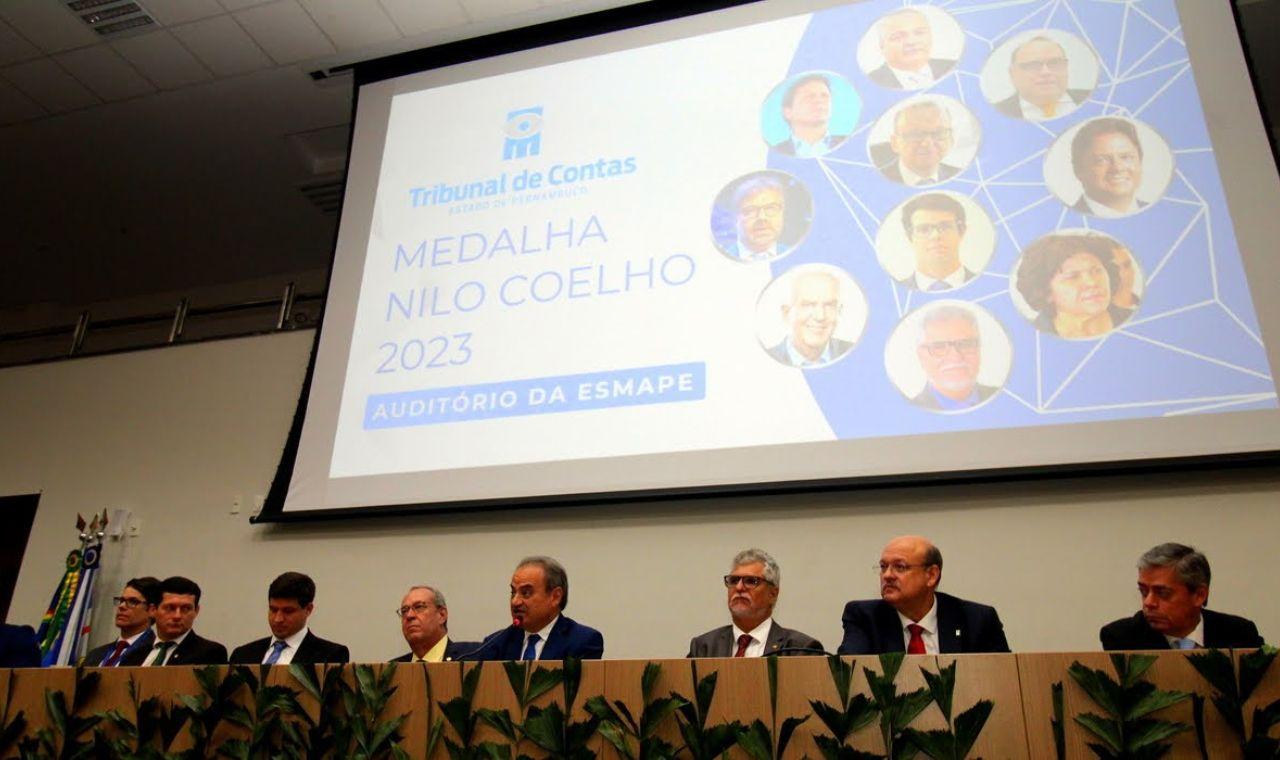 TRIBUNAL DE CONTAS DE PE CONCEDE MEDALHA NILO COELHO A DEZ PERSONALIDADES