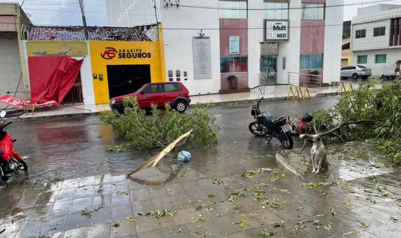 CHUVA E VENTANIA CAUSAM ESTRAGOS EM OURICURI, NO SERTÃO DE PE