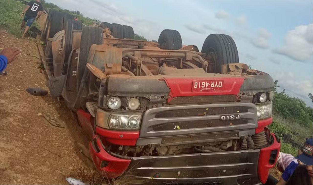 MOTORISTA DE CAMINHÃO MORRE EM ACIDENTE EM  DORMENTES, PE