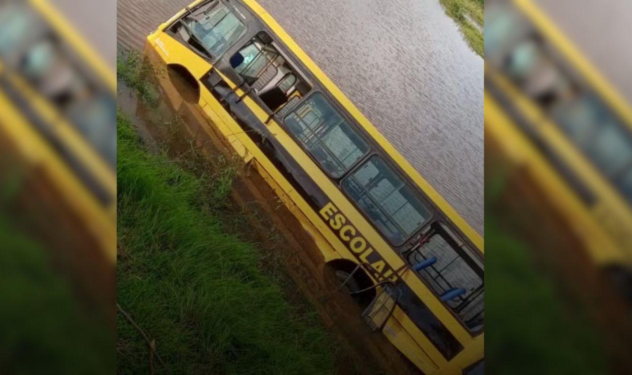 ÔNIBUS ESCOLAR TOMBA EM AÇUDE E DEIXA ADOLESCENTES FERIDOS EM SERRA TALHADA, PE
