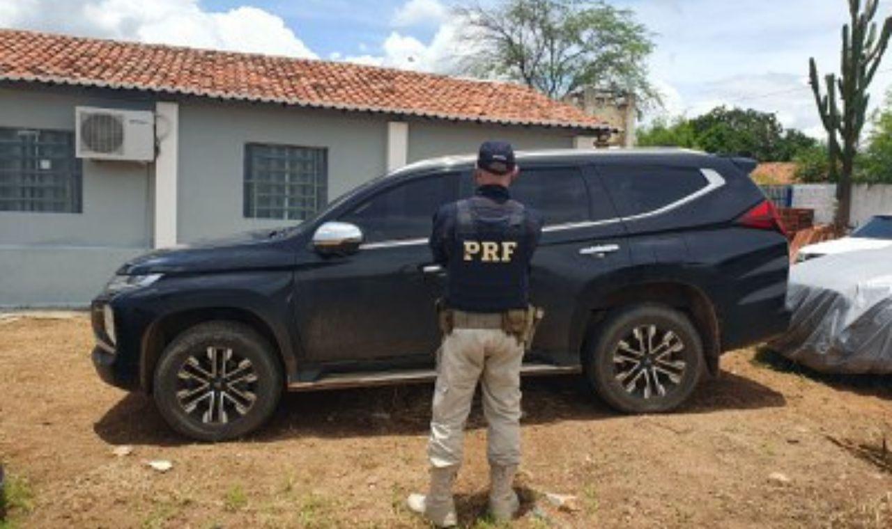 PRF RECUPERA CARRO ROUBADO EM SERRA TALHADA, PE