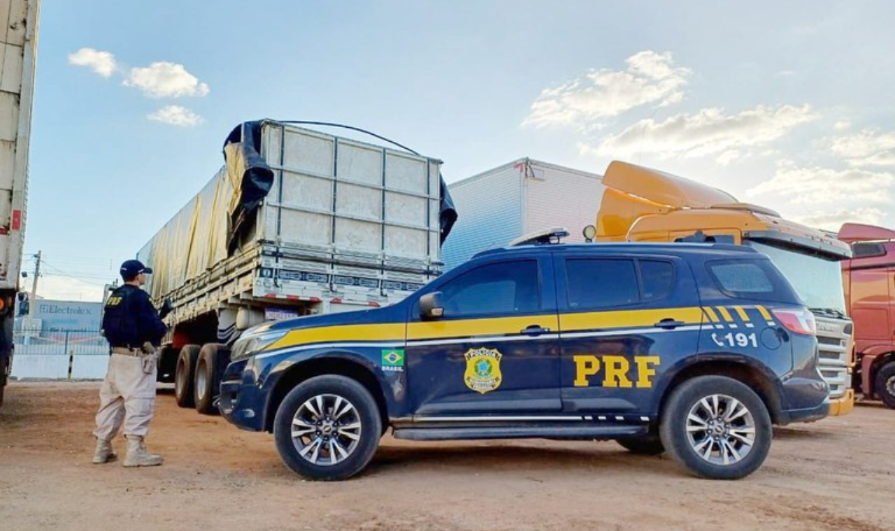 MAIS DE 200 MIL MAÇOS DE CIGARRO PARAGUAIO SÃO APREENDIDOS PELA PRF EM PETROLINA, PE