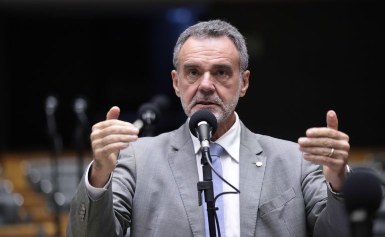 Comissão aprova prioridade em cursos de serviços de aprendizagem para mulheres vítimas de violência