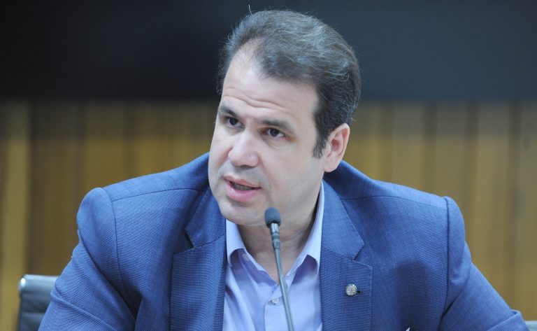 Comissão aprova projeto que permite substituir médico de programa até novo concurso