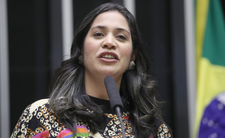 Comissão da Saúde homenageia Grupo Mulheres do Brasil e ações pró-vacina