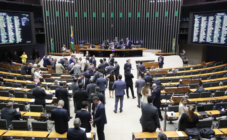 Câmara aprova criação de política nacional para cuidar de pessoas com Alzheimer; acompanhe