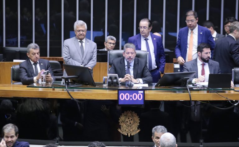 Câmara conclui votação de projeto que cria incentivos para descarbonizar produção de veículos; acompanhe