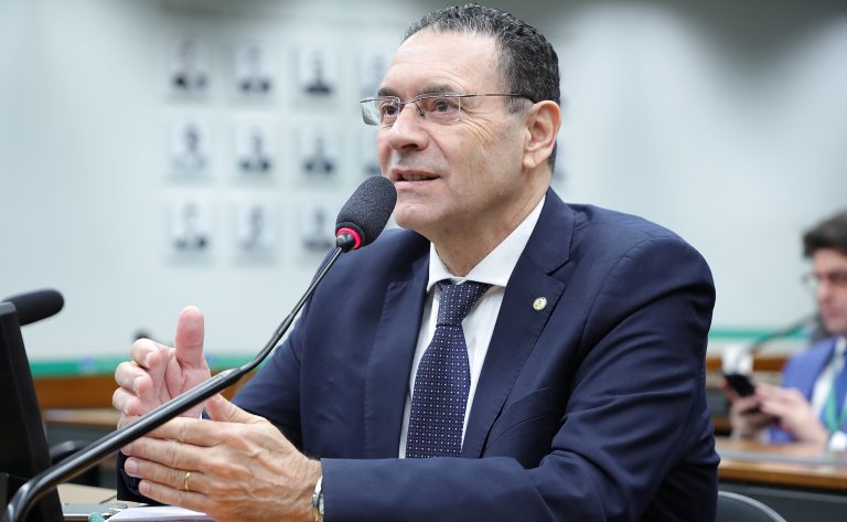 Comissão aprova proibição de venda de produtos odontológicos a consumidor final