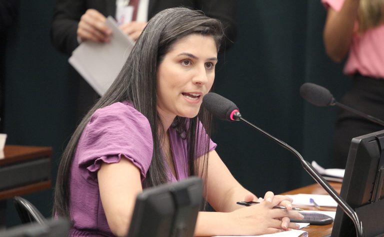 Comissão aprova projeto que cria política de proteção a crianças e adolescentes