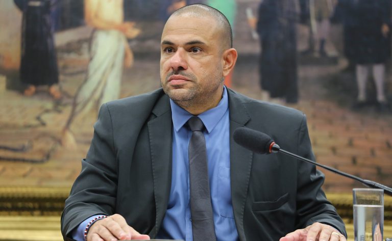 Comissão aprova proposta que amplia acesso de pessoas com deficiência a informações sobre comércio e serviços