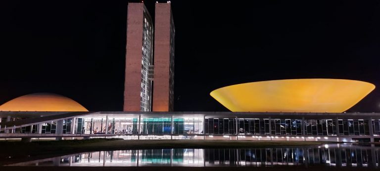 Congresso Nacional ganha iluminação laranja para alertar sobre Síndrome de Ehlers-Danlos