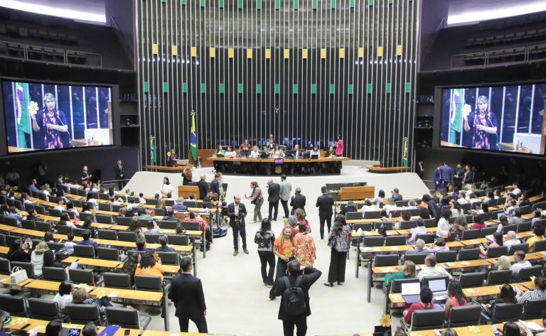 Educação é a melhor forma de combater violência sexual contra crianças e adolescentes, defendem debatedoras