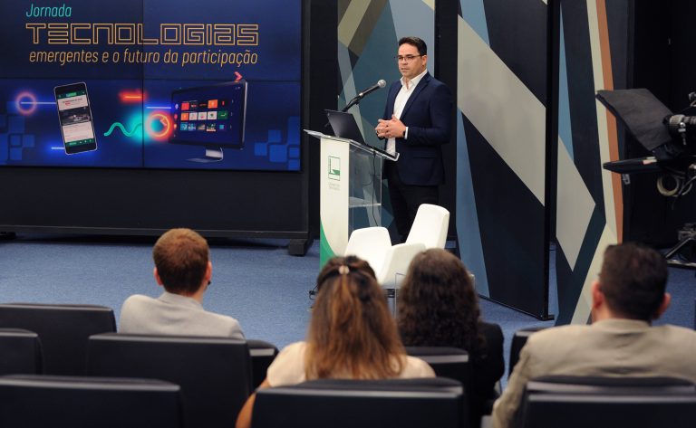 Especialistas dizem que é possível usar as novas tecnologias para ampliar a participação social no legislativo