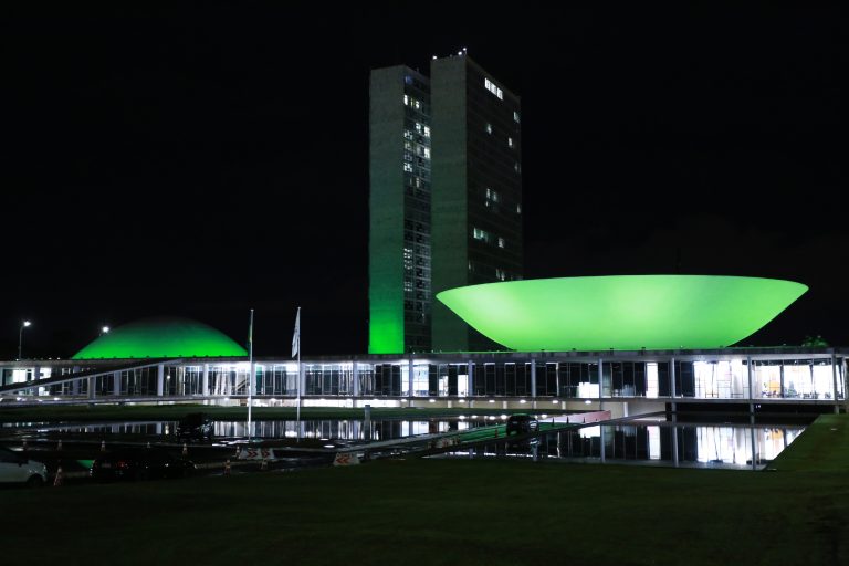 Iluminação verde do Congresso alerta sobre o glaucoma e homenageia Dia Nacional da Defensoria Pública