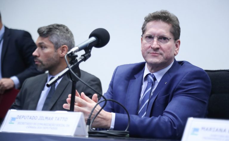 Rádio Câmara é homenageada em abertura de Simpósio Nacional de Rádio