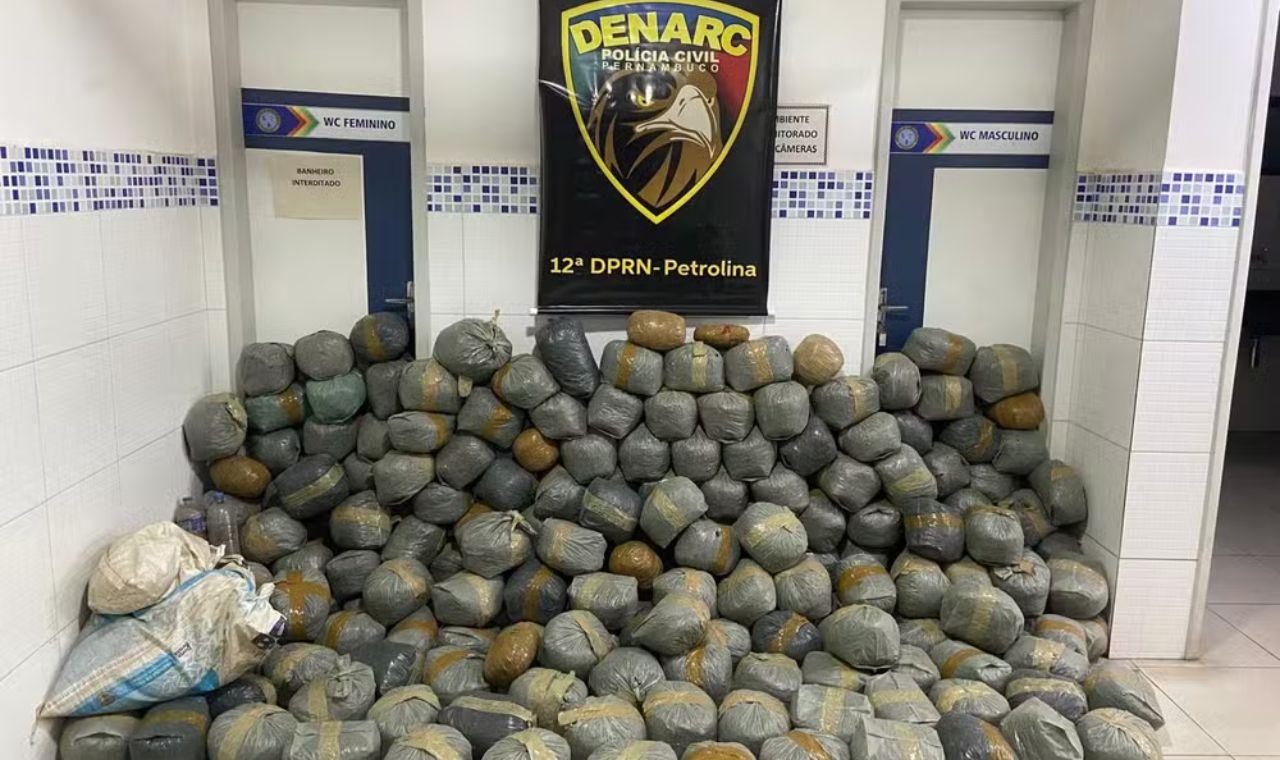 POLÍCIA APREENDE QUASE 250 KG DE MACONHA EM PETROLINA, PE