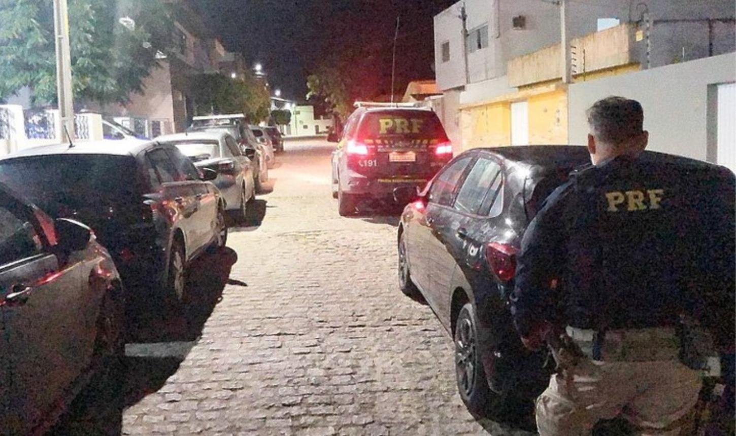 VEÍCULO ROUBADO EM JABOATÃO DOS GUARARAPES É RECUPERADO PELA PRF EM SERTÂNIA, PE