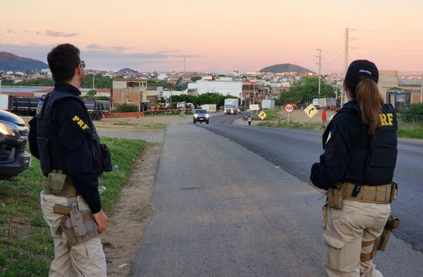 CARGA DE 74 TONELADAS DE FARINHA DE TRIGO IRREGULAR É RETIDA PELA PRF EM FLORESTA, PE