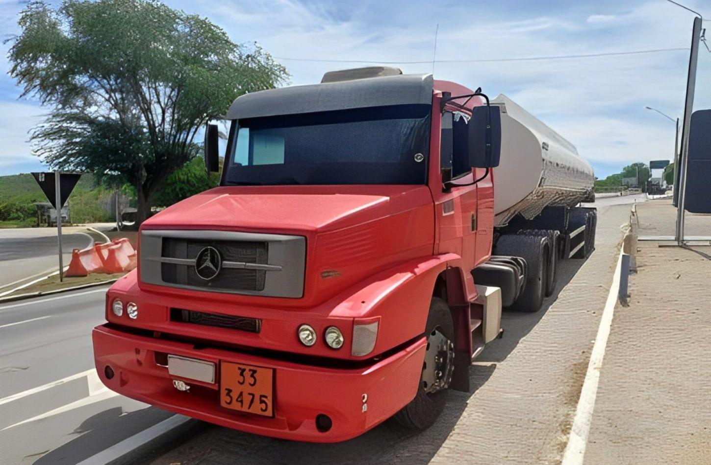 MOTORISTA DE CAMINHÃO É DETIDO PELA PRF POR USO DE DOCUMENTO FALSO EM SERTÂNIA, PE