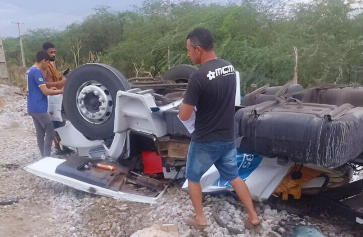 CARRETA CARREGADA DE GESSO TOMBA NA PE-576 ENTRE TRINDADE E IPUBI