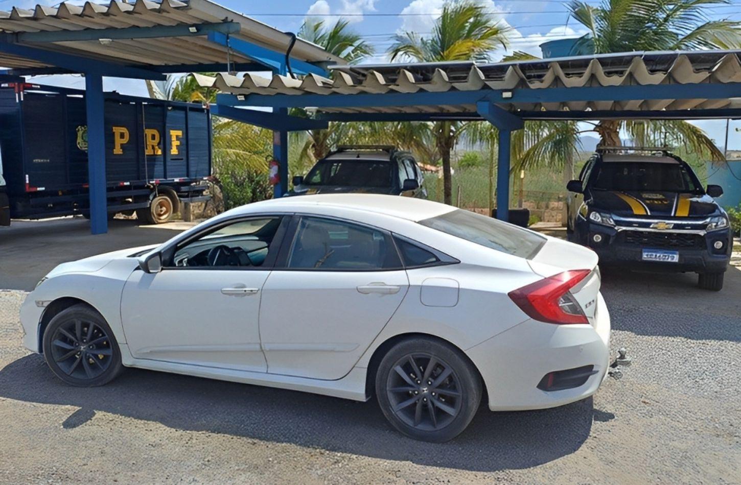 CARRO ROUBADO TRANSPORTADO EM CAMINHÃO CEGONHA É RECUPERADO PELA PRF EM SERRA TALHADA, PE