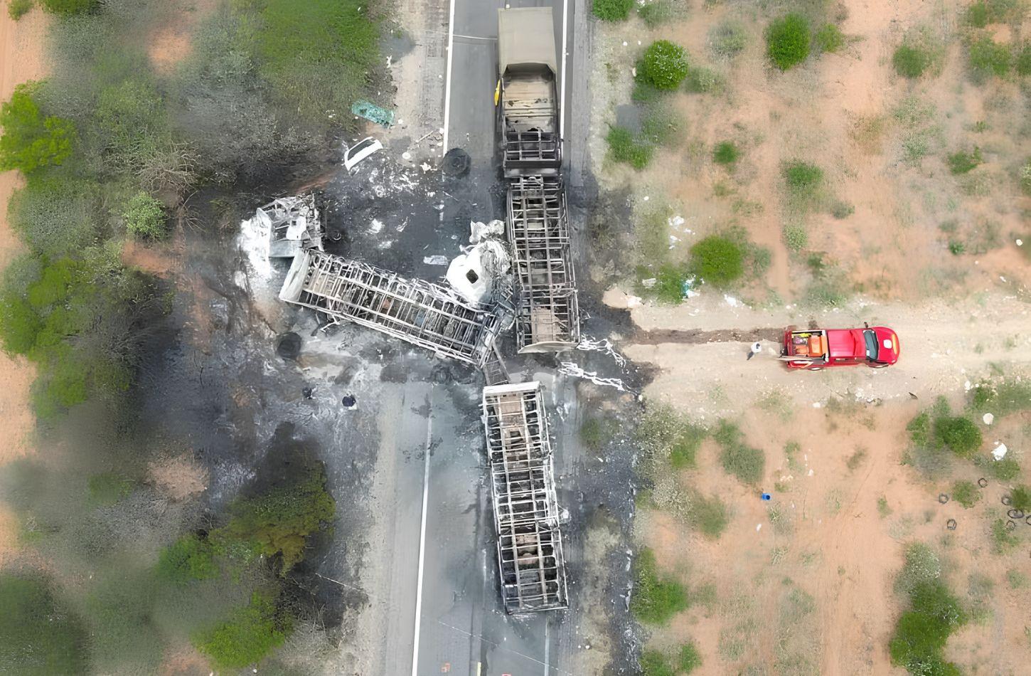 MOTORISTA MORRE CARBONIZADO APÓS CARRETAS COLIDIREM NA BR-316, EM PETROLÂNDIA, PE