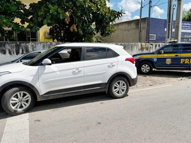 CARRO ROUBADO NO RECIFE É RECUPERADO PELA PRF EM PETROLINA, PE