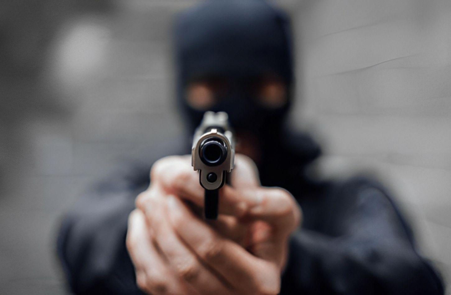 HOMEM É BALEADO DURANTE ASSALTO EM CHORROCHÓ, BA