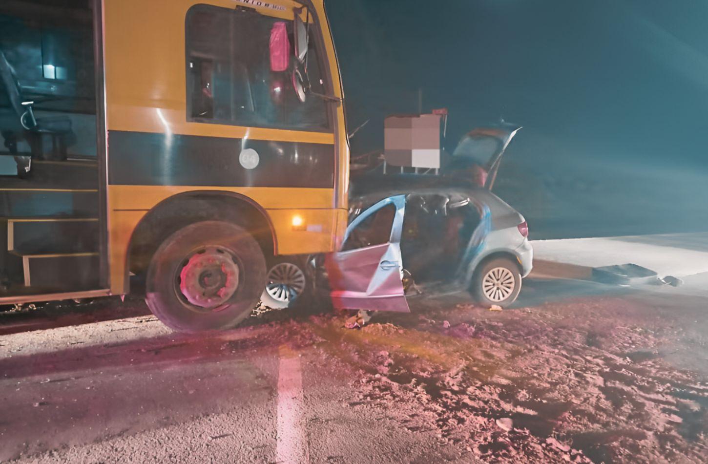 MOTORISTA MORRE APÓS COLISÃO ENTRE ÔNIBUS ESCOLAR E CARRO EM AGRESTINA, PE