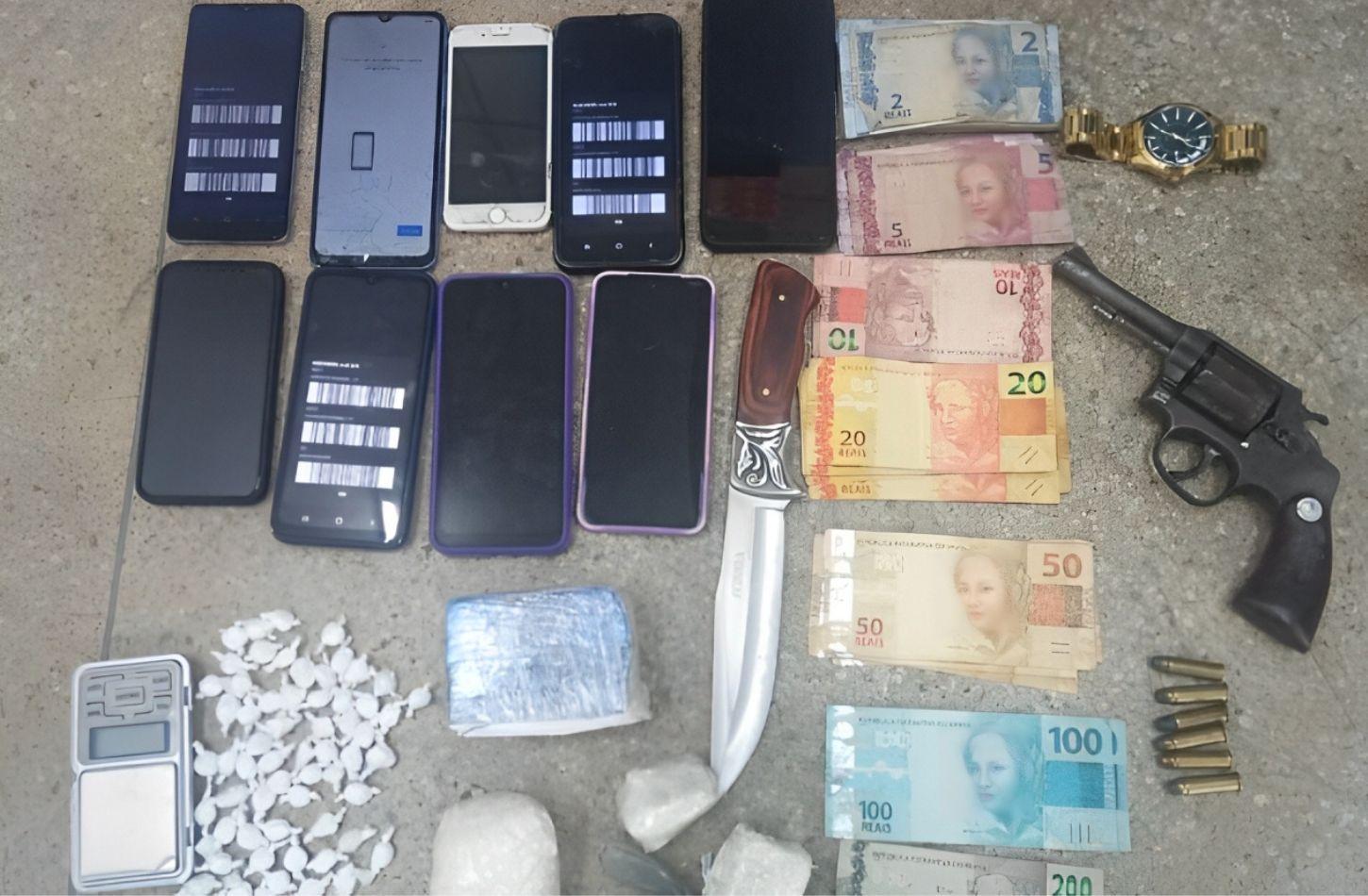 TRÊS HOMENS SÃO PRESOS COM ARMA, CELULARES E COCAÍNA EM BELÉM DO SÃO FRANCISCO, PE