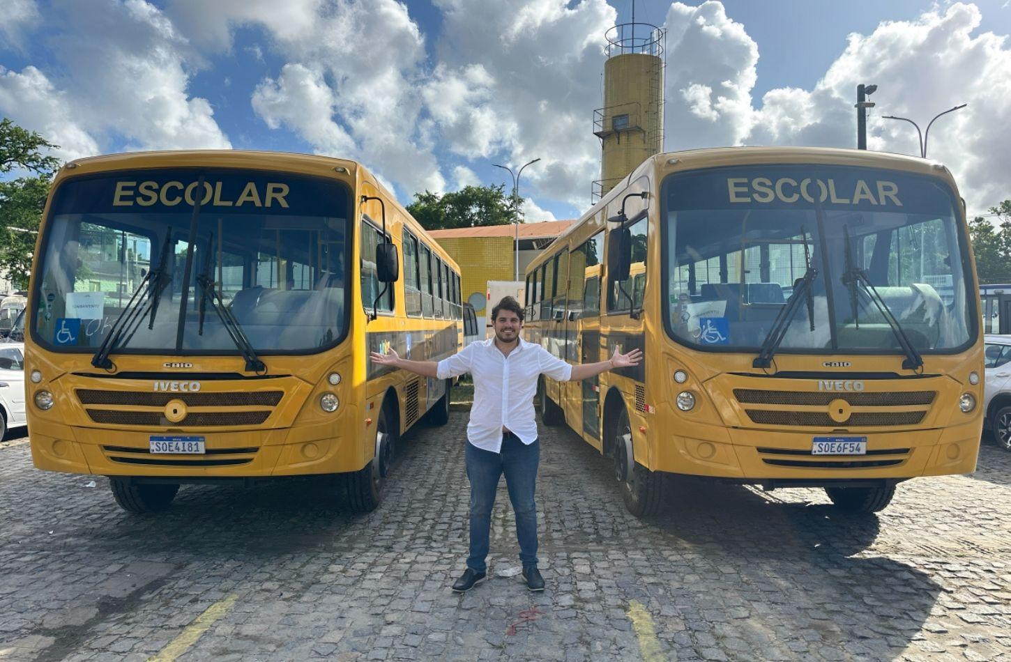 PREFEITO DE OROCÓ CONQUISTA MAIS DOIS ÔNIBUS ESCOLARES