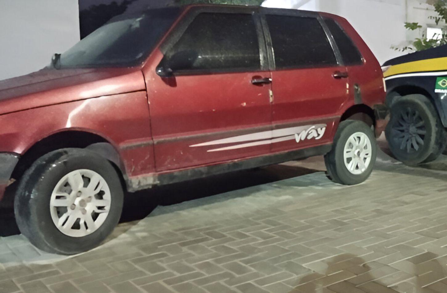 CARRO FURTADO É RECUPERADO PELA PRF EM BELO JARDIM, PE