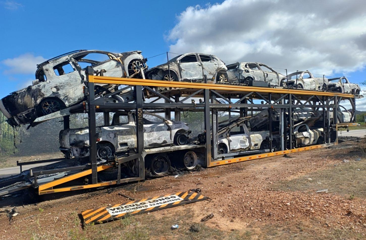 CAMINHÃO CEGONHA PEGA FOGO E DESTRÓI 11 CARROS EM CABROBÓ, PE