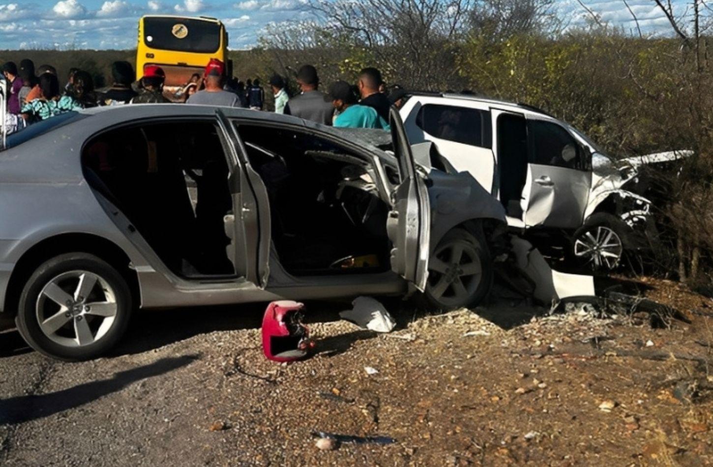 COLISÃO NA BR-428 DEIXA UMA PESSOA MORTA E VÁRIOS FERIDOS EM CABROBÓ, PE