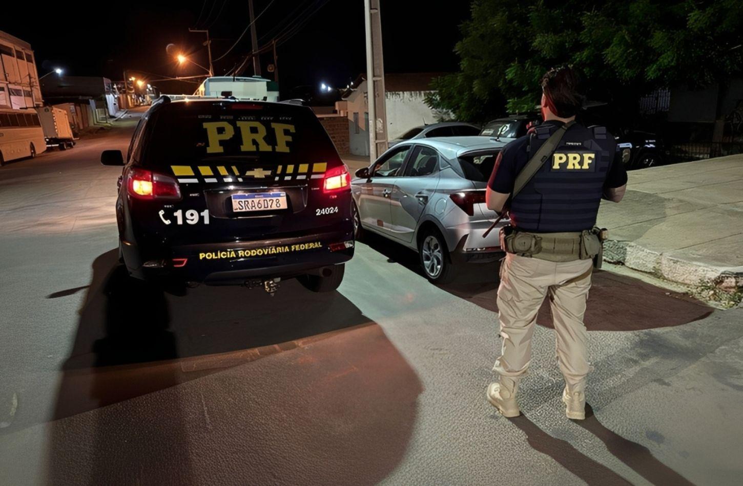 CARRO ROUBADO NA BAHIA É RECUPERADO PELA PRF EM CABROBÓ, PE