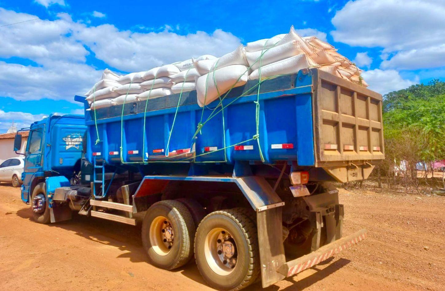 PREFEITURA DE LAGOA GRANDE DISTRIBUI MAIS DE 77 TONELADAS DE MILHO