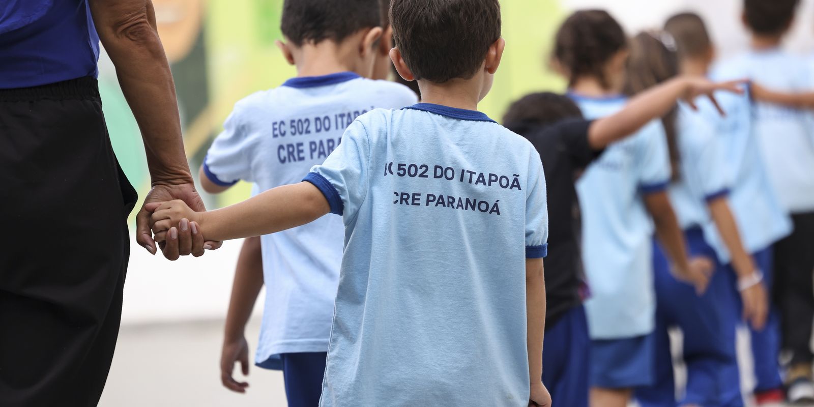 Alunos de escola no DF são “punidos” com flexão e PMs são afastados