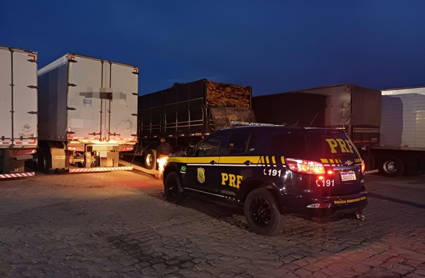 PRF APREENDE 100M³ DE MADEIRA ILEGAL EM SERTÂNIA, PE