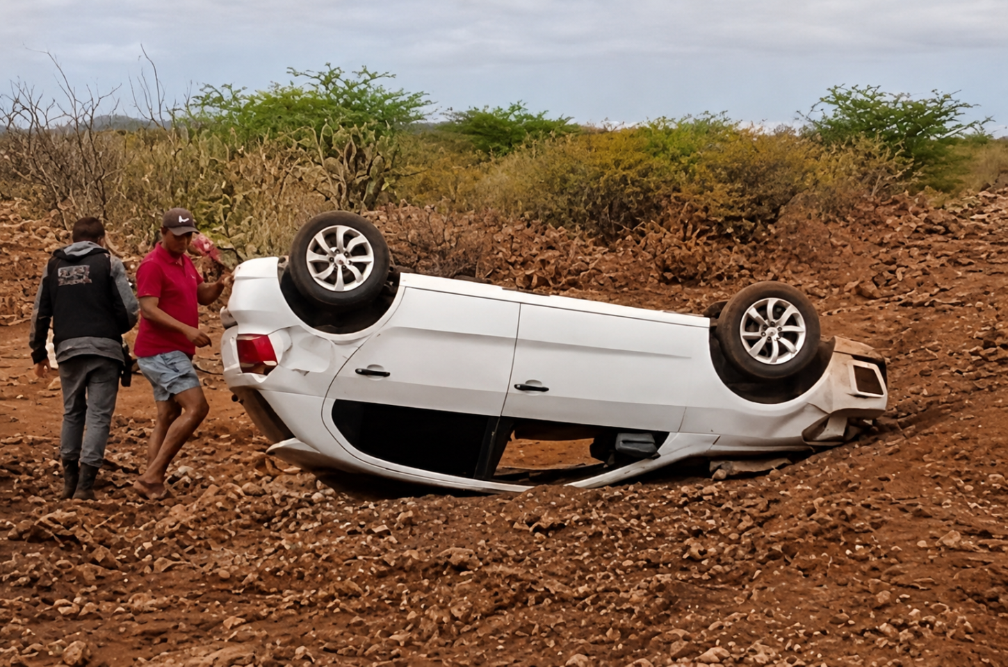 VEÍCULO CAPOTA NA ESTRADA DA BARRA EM BELÉM DO SÃO FRANCISCO, PE