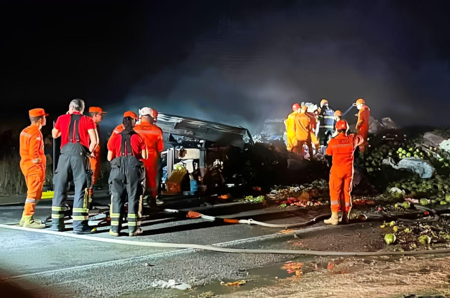 MOTORISTA MORRE CARBONIZADO APÓS COLISÃO ENTRE CAMINHÕES NA BR-316, EM BELÉM DO SÃO FRANCISCO, PE