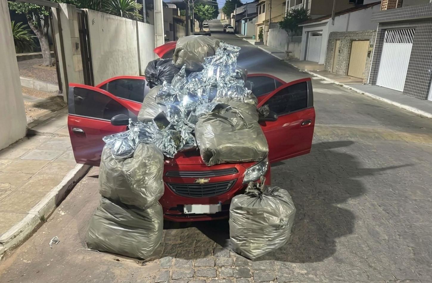 BEPI APREENDE CERCA DE 110 QUILOS DE MACONHA EM FLORES, PE