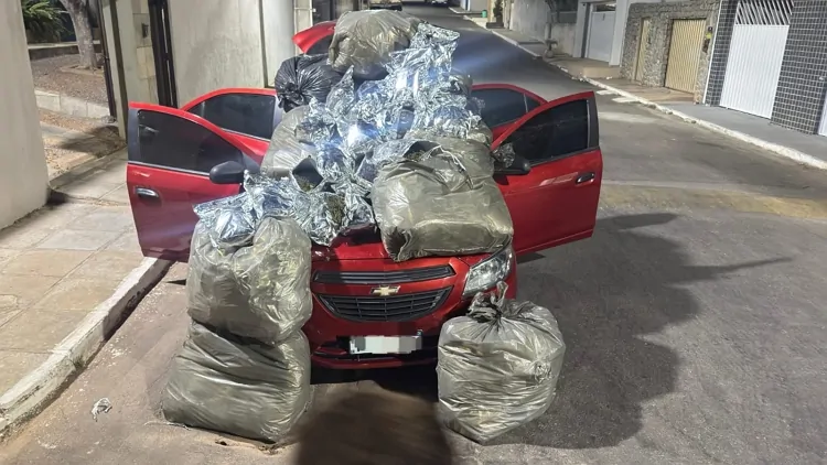 Droga foi encontrada em veículo abandonado pelo motorista